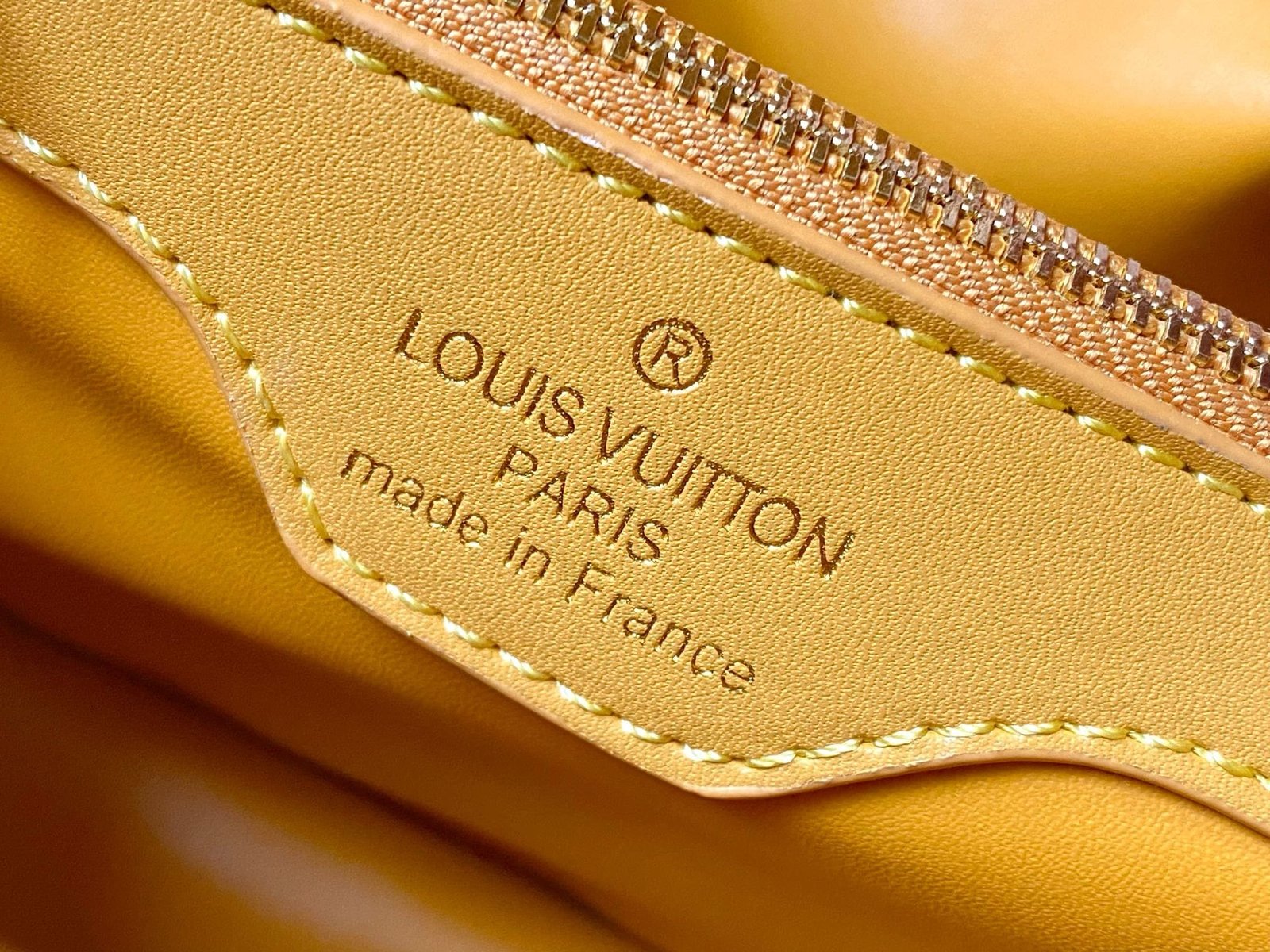 Louis Vuitton M24976 Capucines BB