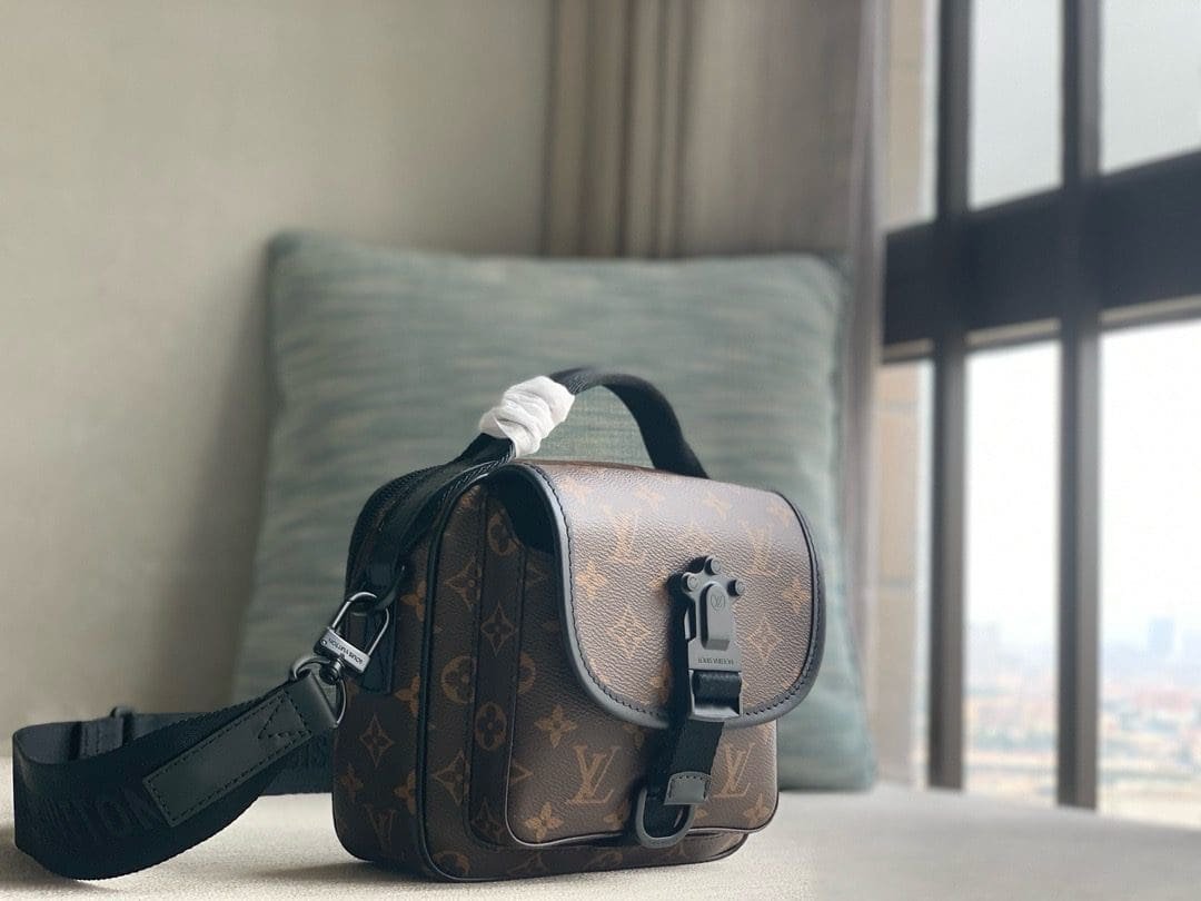 Louis Vuitton M46973 Quest Messenger