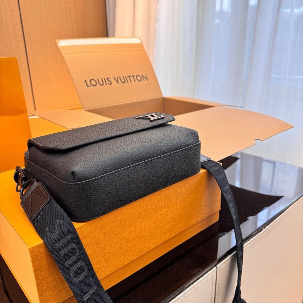 Louis Vuitton M22482 Fastline Messenger