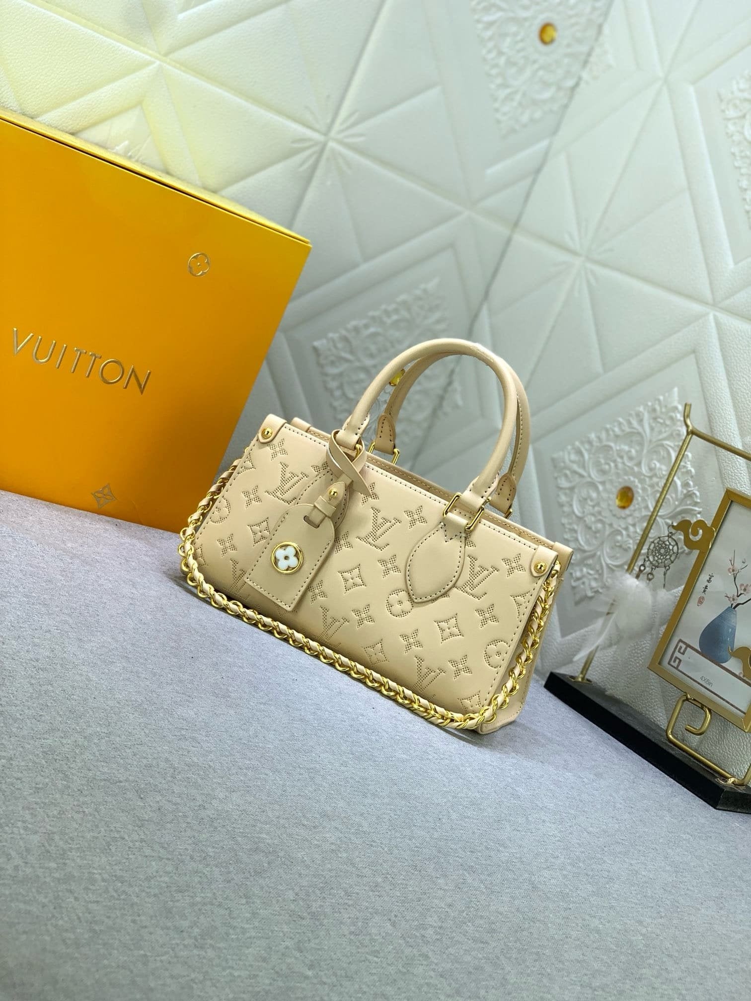 Louis Vuitton M11273 OnTheGo East West