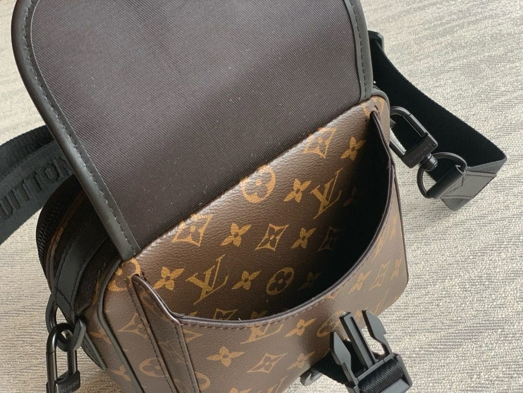 Louis Vuitton M46973 Quest Messenger