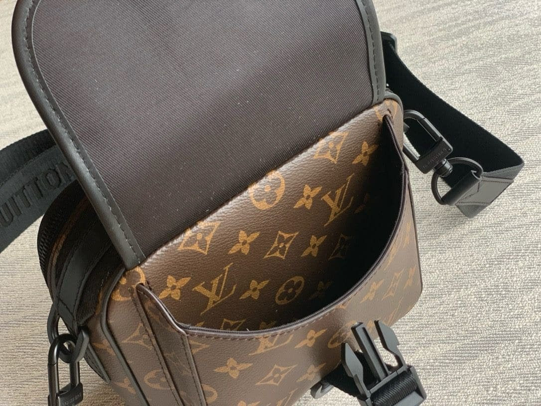Louis Vuitton M46973 Quest Messenger