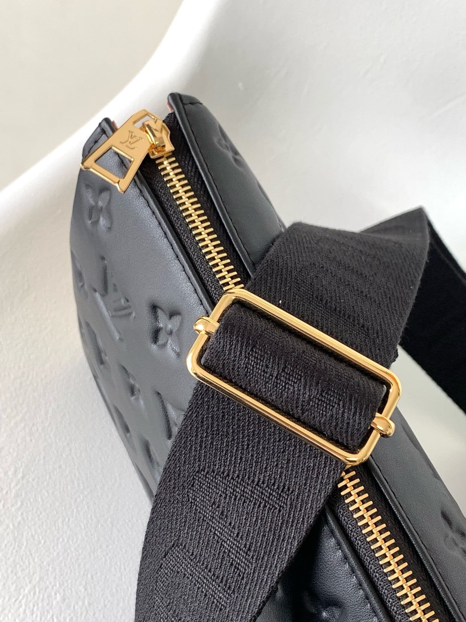 Louis Vuitton M21260 Coussin PM