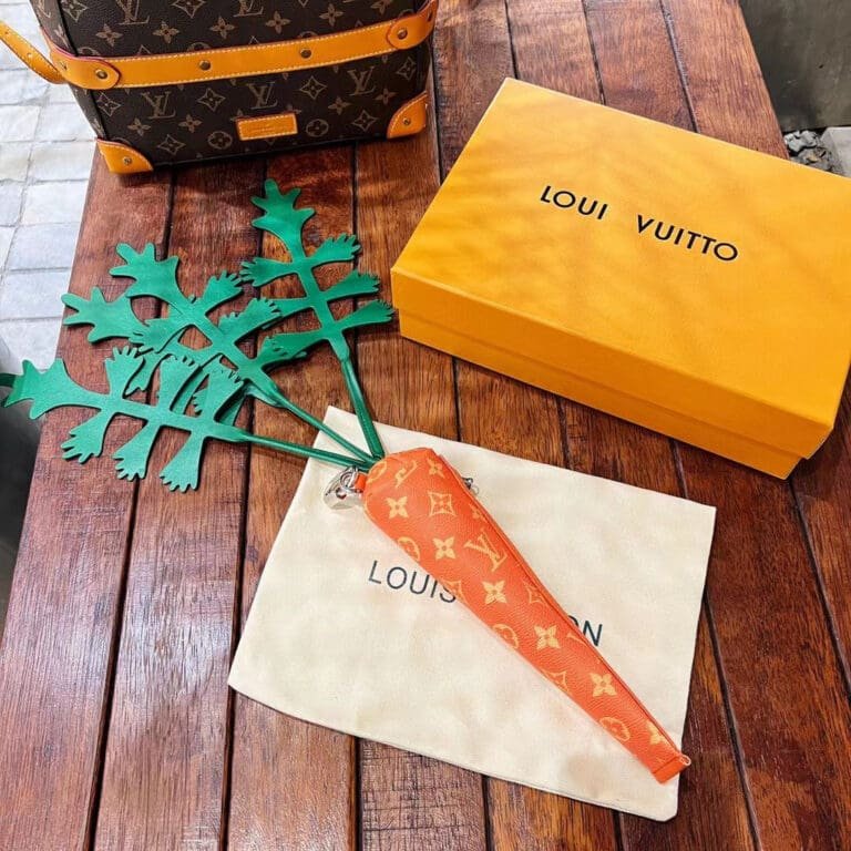 Louis Vuitton Carrot pouch M80851