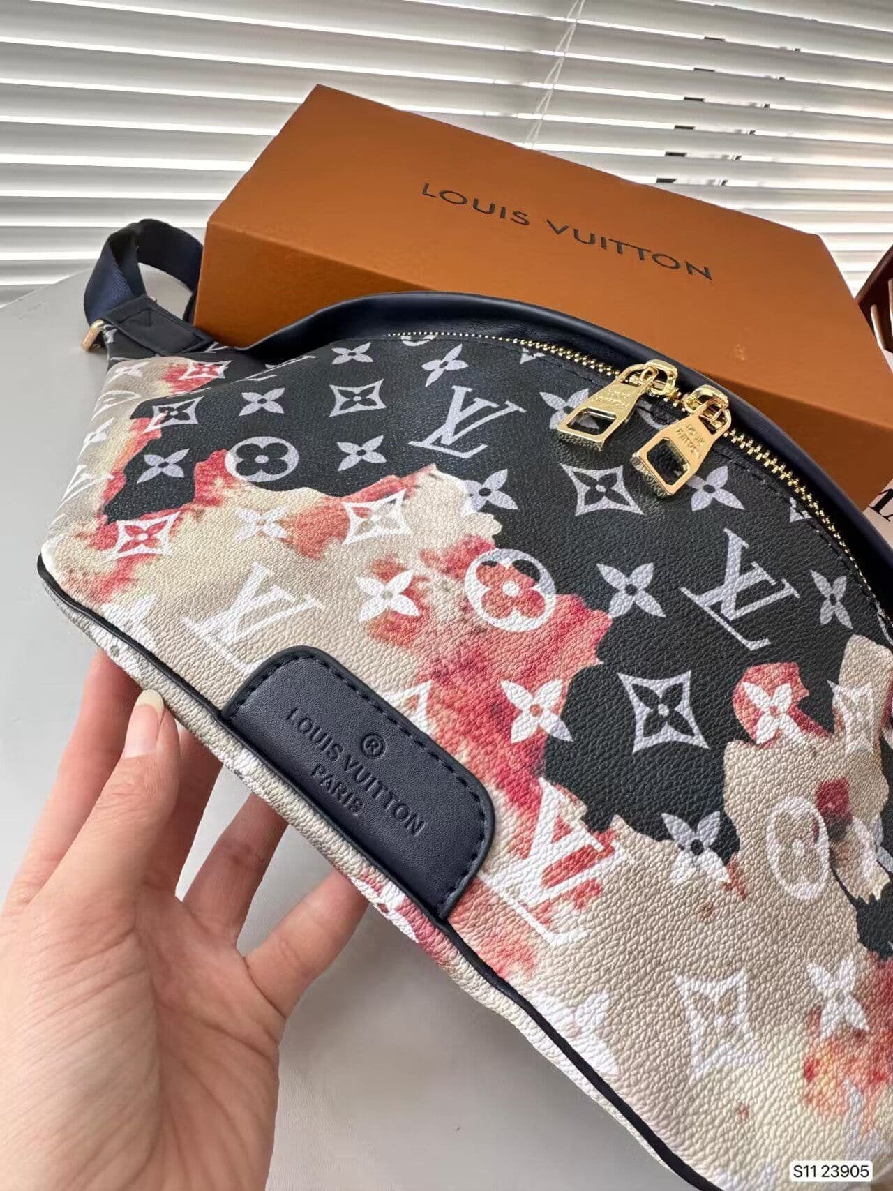 Louis Vuitton Discovery Bumbag PM M23905