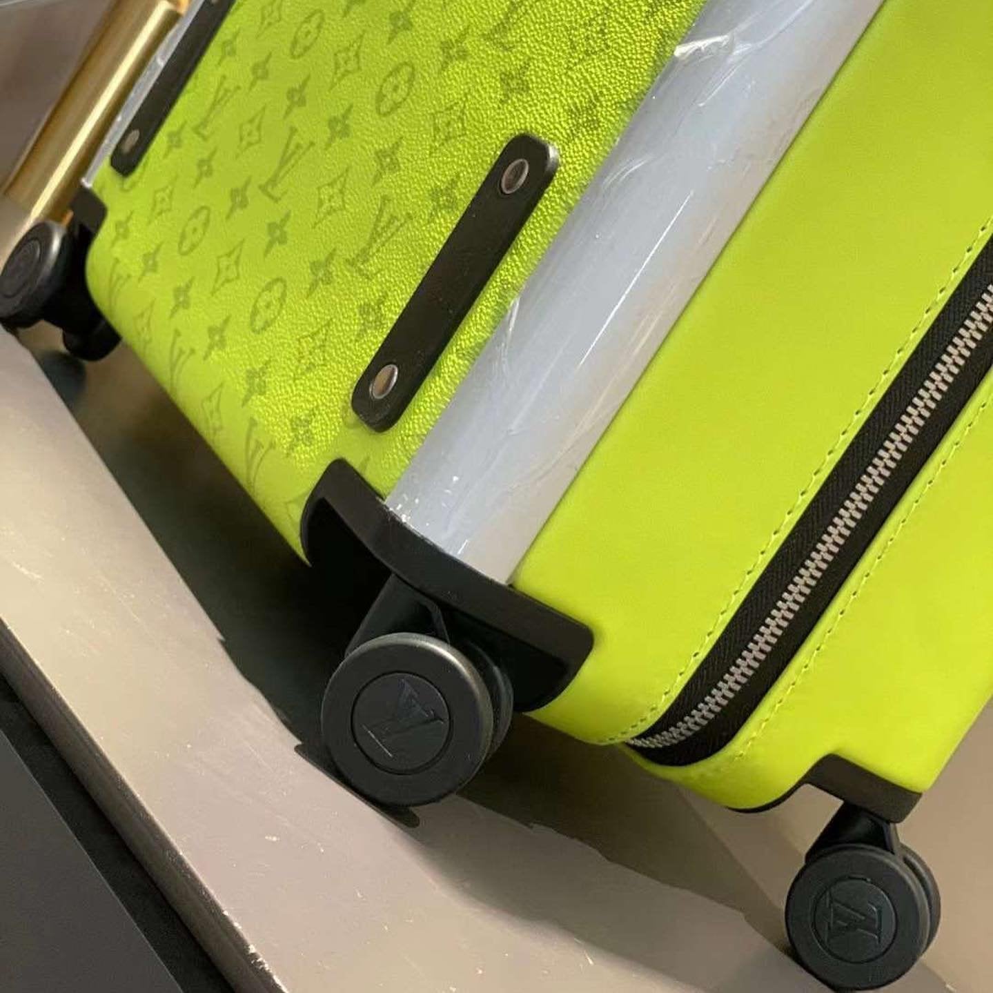 Louis Vuitton M10143 Horizon 55