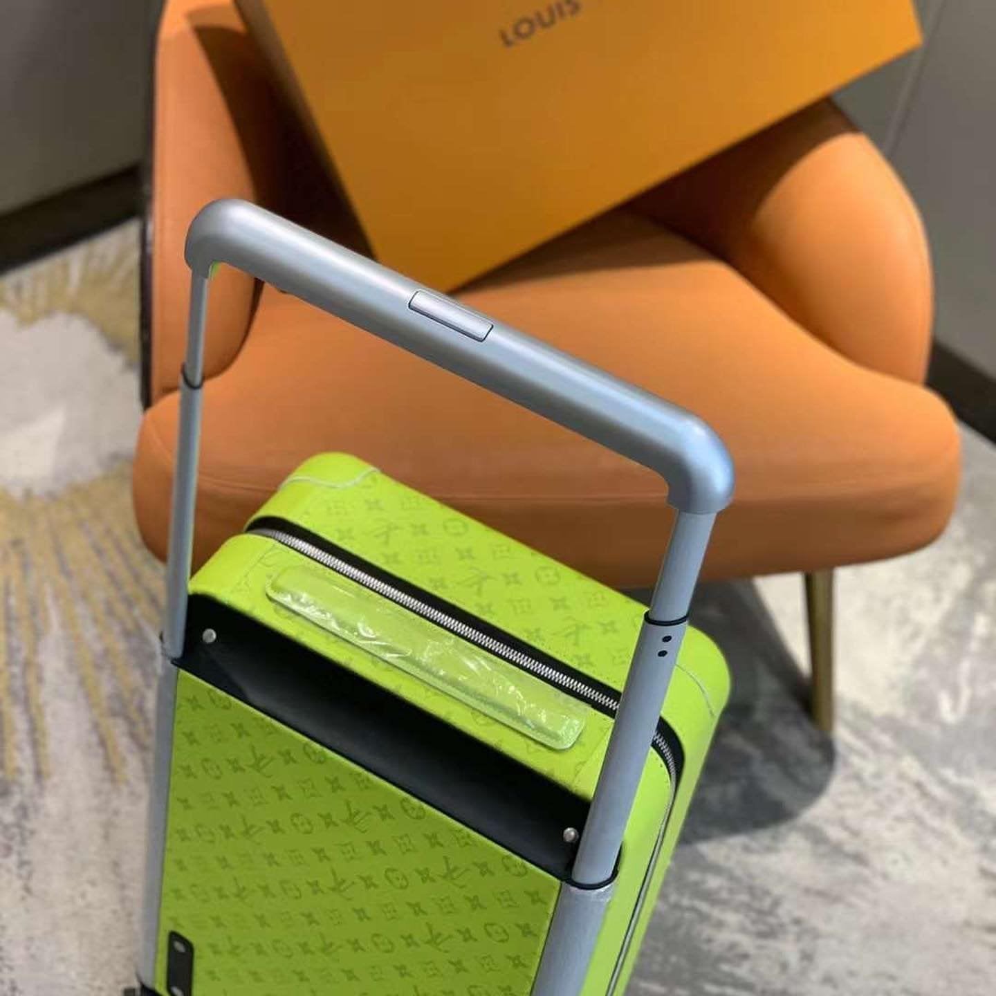 Louis Vuitton M10143 Horizon 55