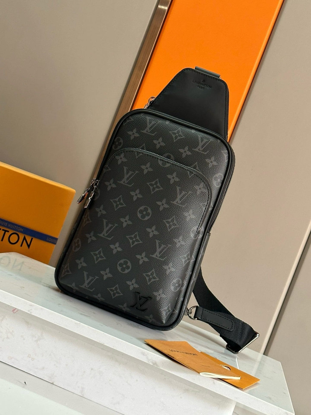 Louis Vuitton M47137 Avenue Slingbag