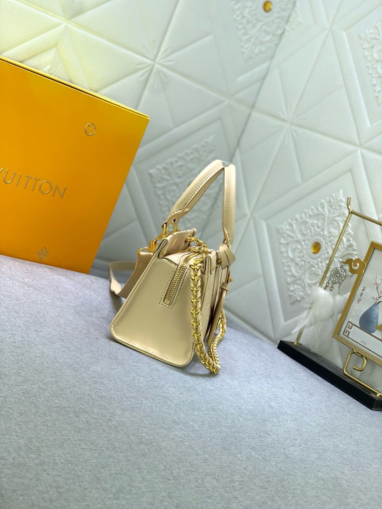 Louis Vuitton M11273 OnTheGo East West