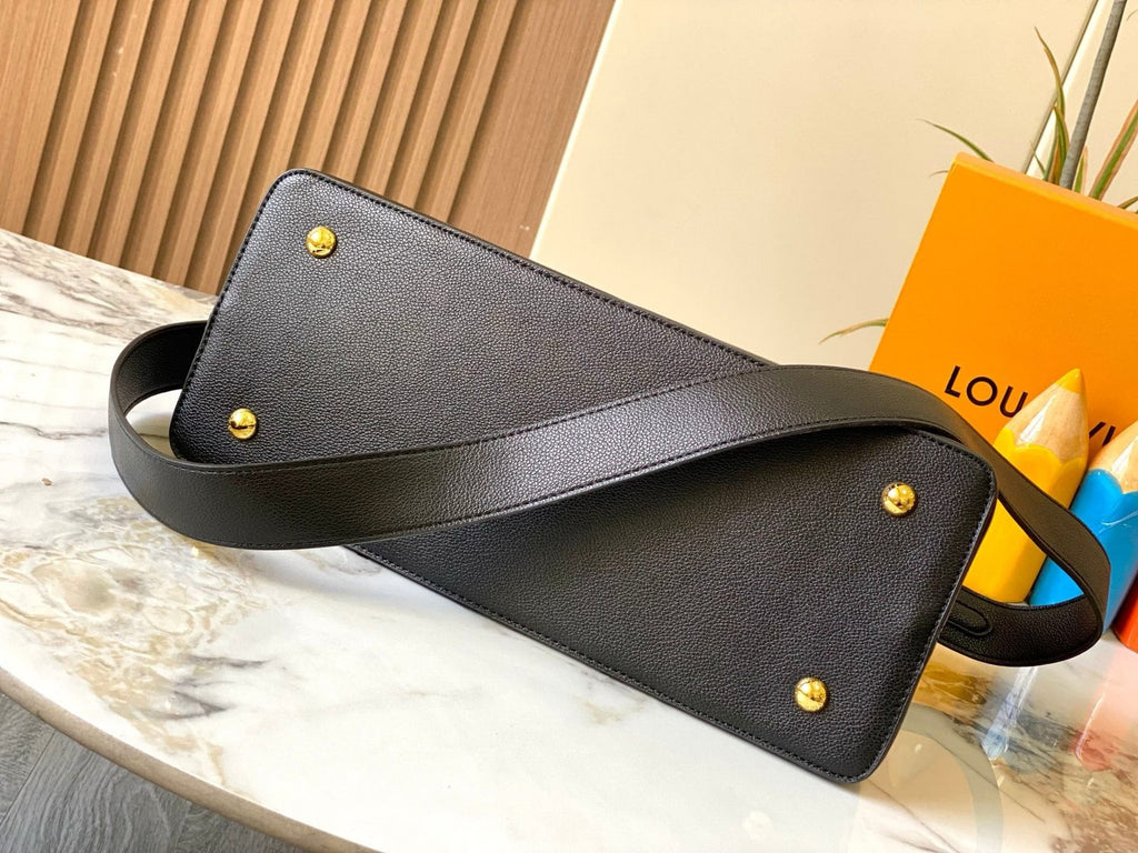 Louis Vuitton M24607 Large CAPUCINES SOUPLE BAG