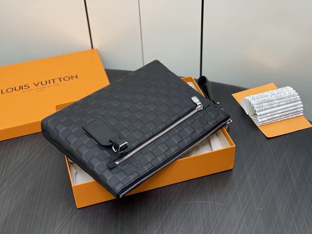 Louis Vuitton N40504 Takeoff Pouch