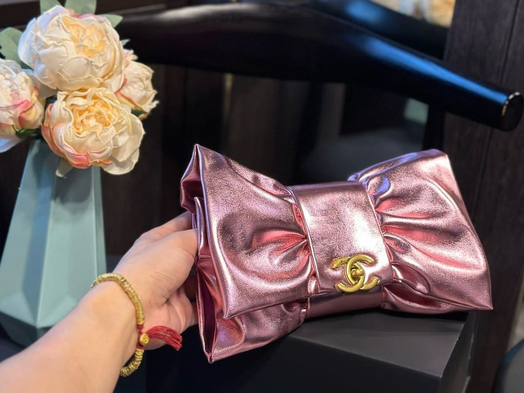 CHANEL Clutch Metallic Lambskin & Gold-Tone Metal Pink
