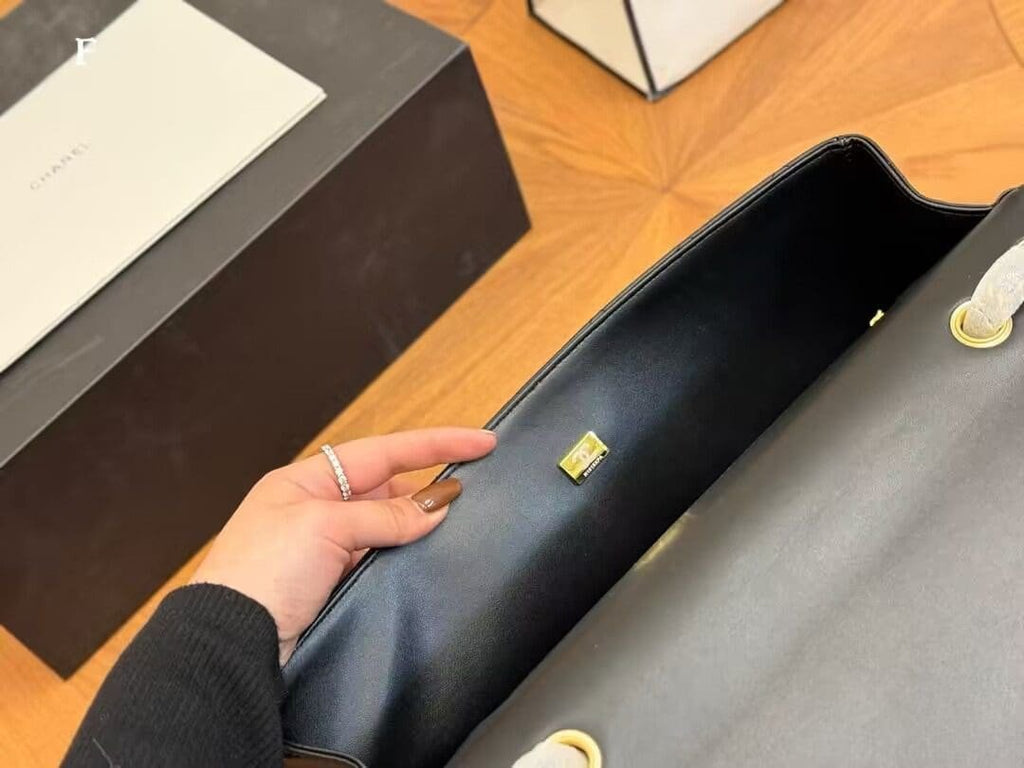 CHANEL 1992 shoulder bag with flap top