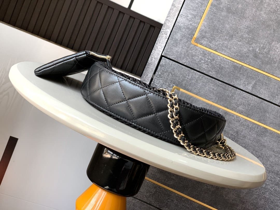 Chanel Spring-Summer 2025 Clutch with Chain