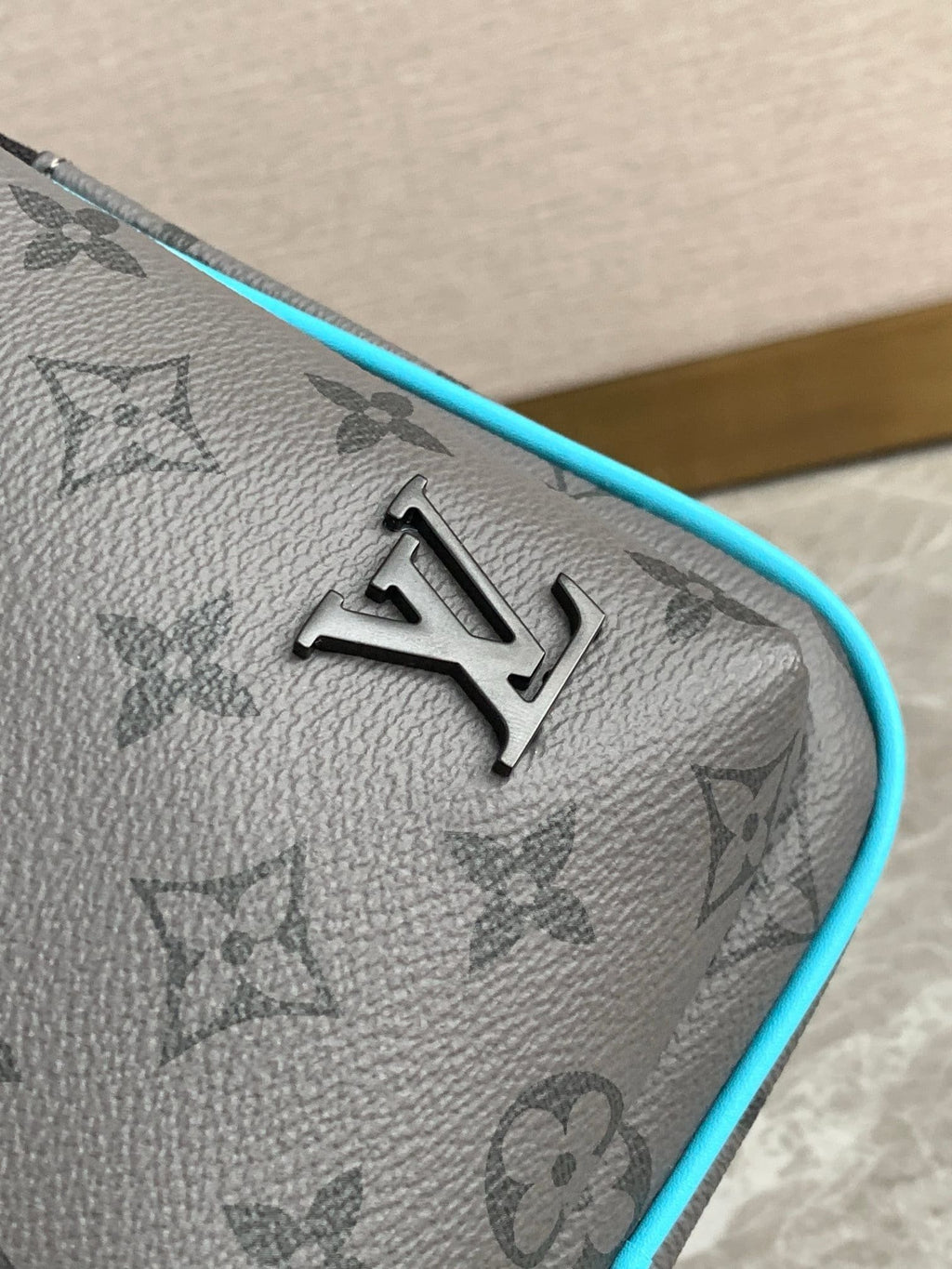 Louis Vuitton M11703 Avenue Slingbag PM