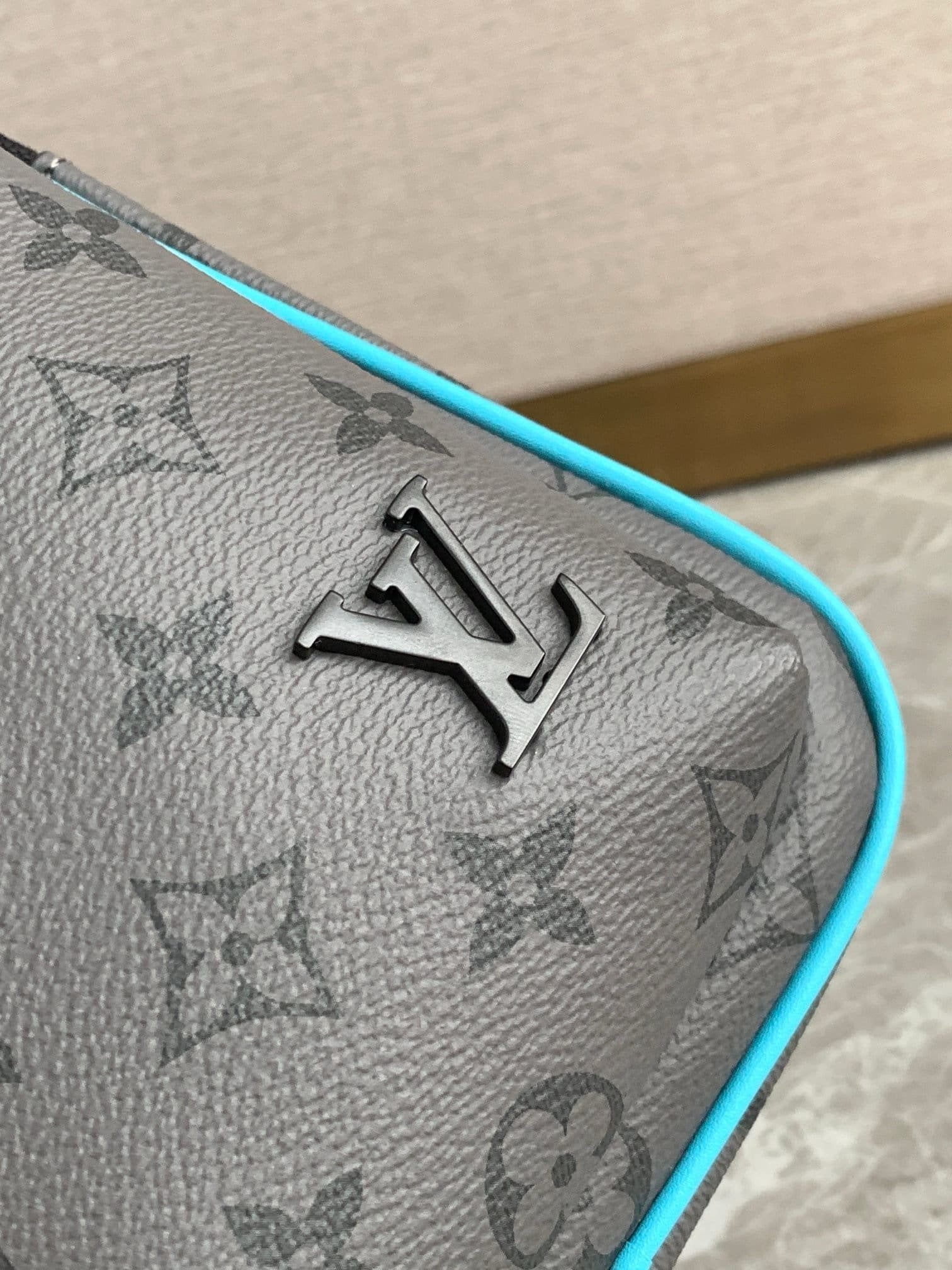 Louis Vuitton M11703 Avenue Slingbag PM