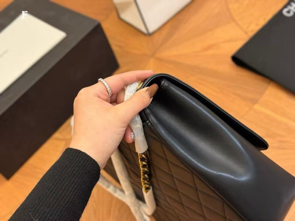 CHANEL 1992 shoulder bag with flap top
