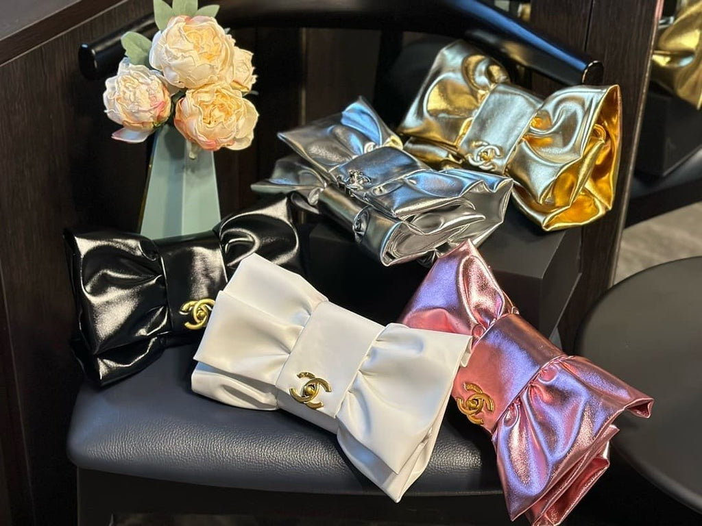 CHANEL Clutch Metallic Lambskin & Gold-Tone Metal Pink