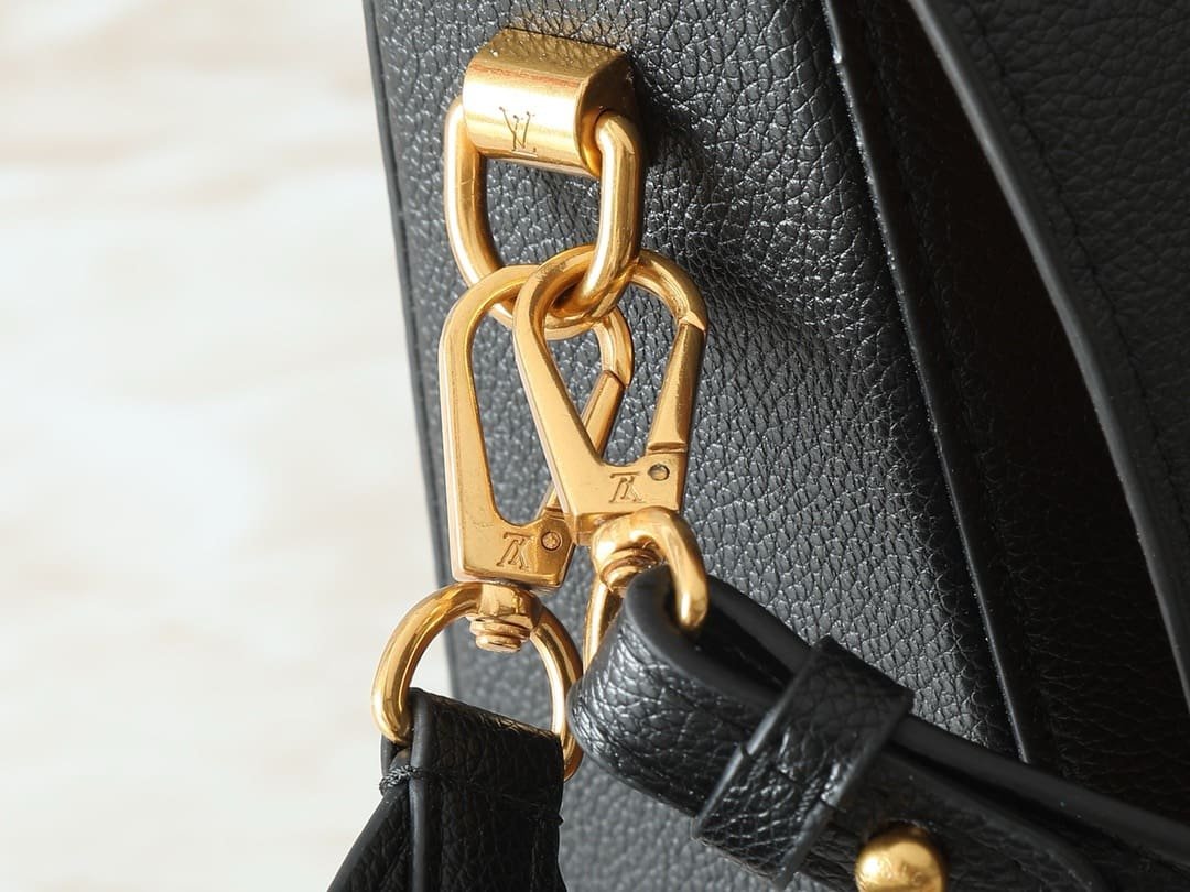 Louis Vuitton M24639 Soft Twist