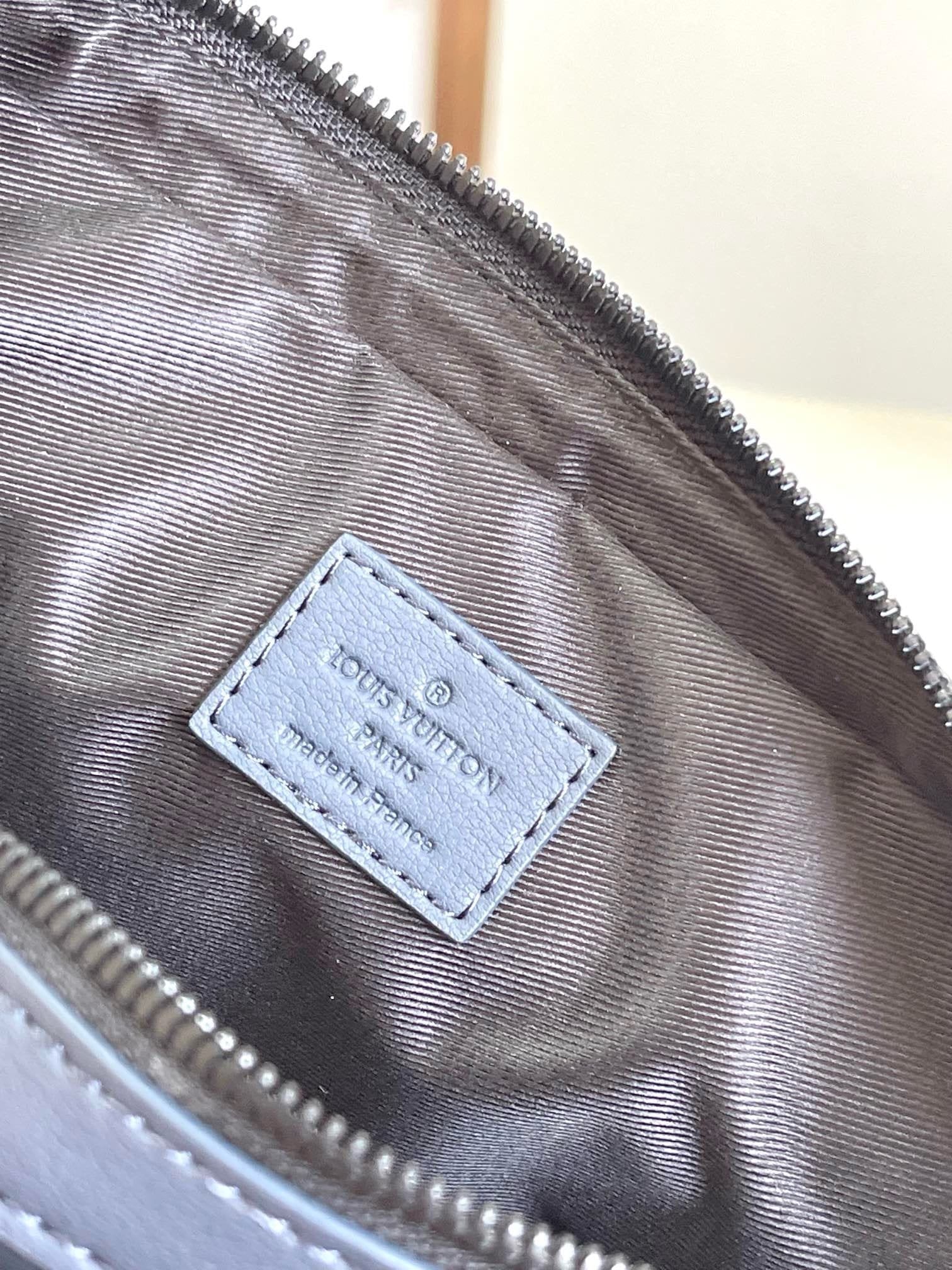 Louis Vuitton M24753 Trio Messenger