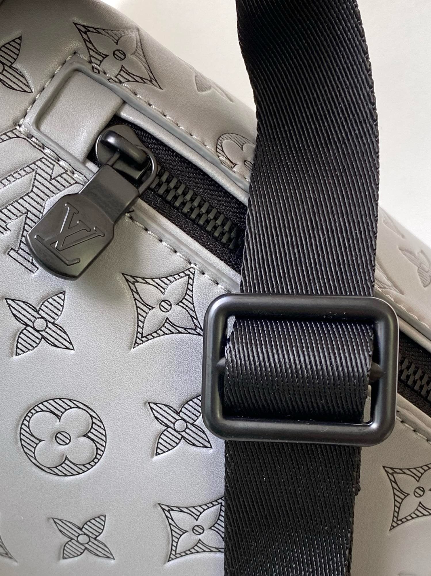 Louis Vuitton M46108 Discovery Bumbag