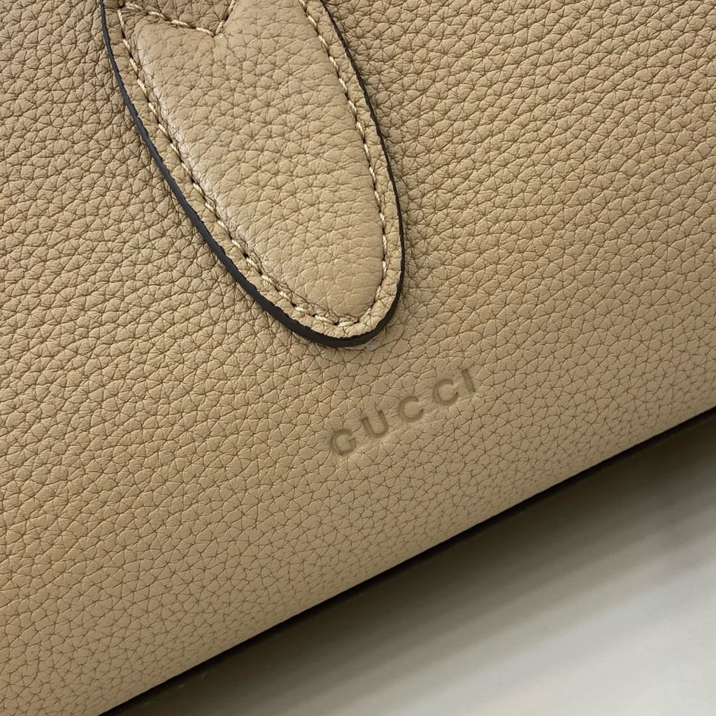 Gucci Medium tote bag with hook closure