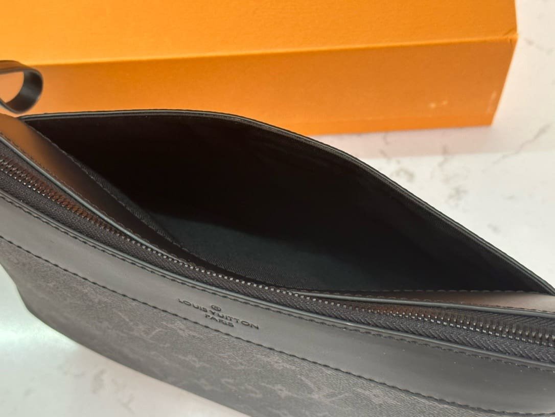 Louis Vuitton M82543 POCHETTE VOYAGE SOUPLE CLUTCH