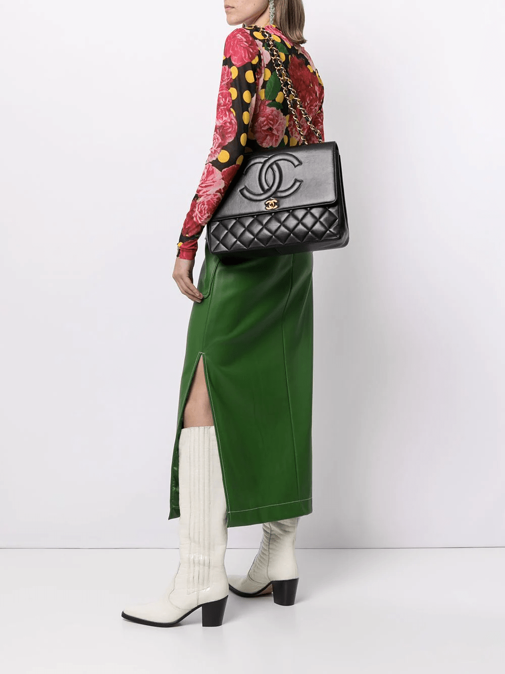 CHANEL 1992 shoulder bag with flap top