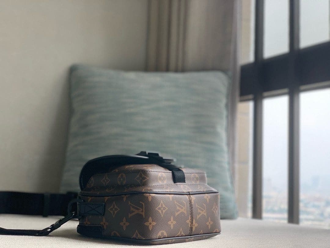 Louis Vuitton M46973 Quest Messenger