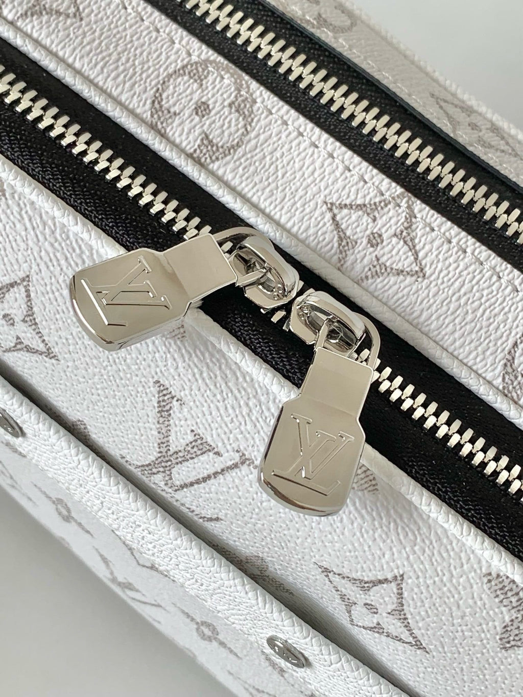 Louis Vuitton M31069 Alpha Messenger