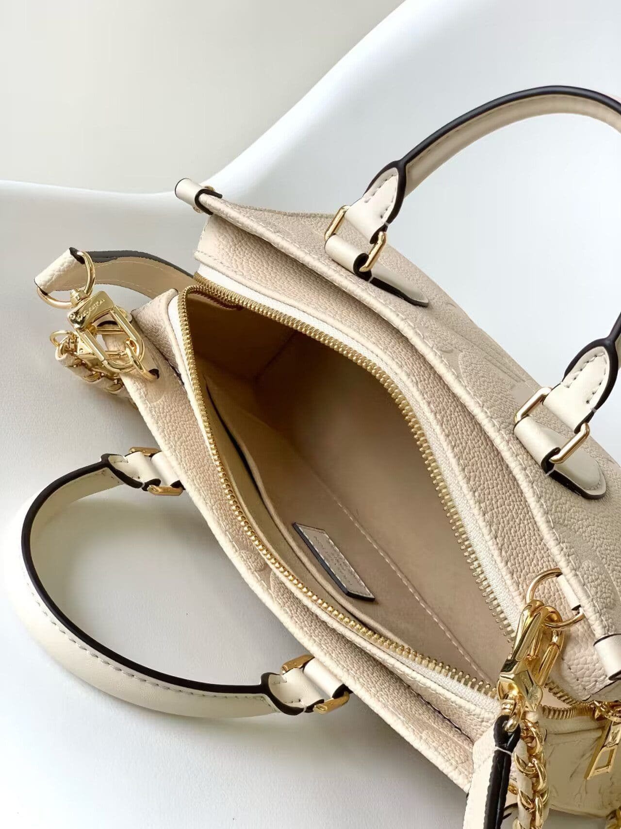 Louis Vuitton M23698 OnTheGo East West