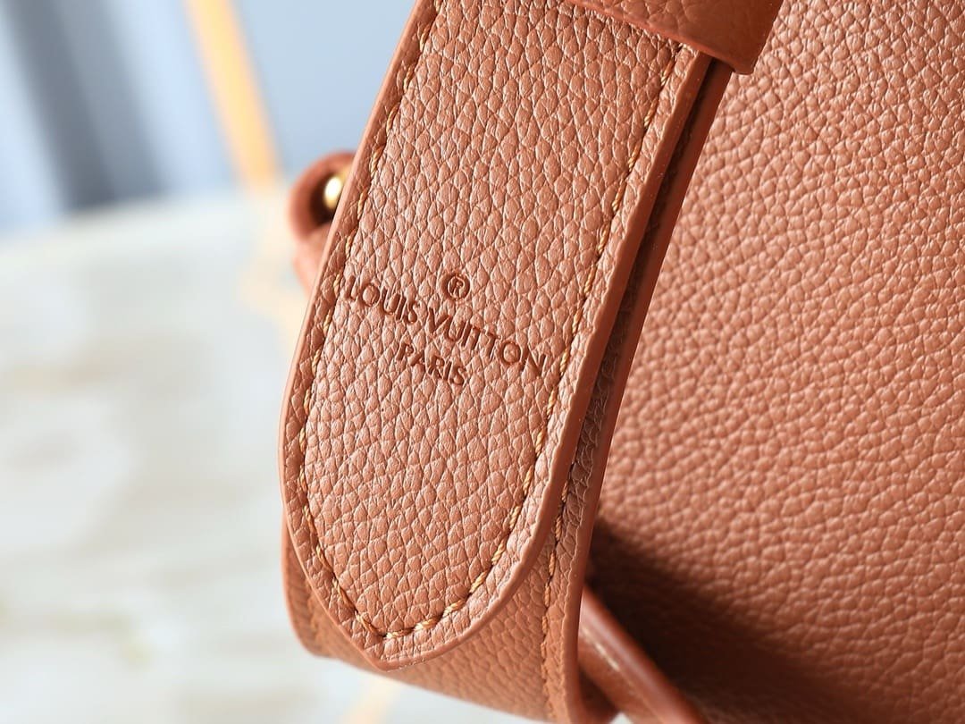 Louis Vuitton M24640 Soft Twist