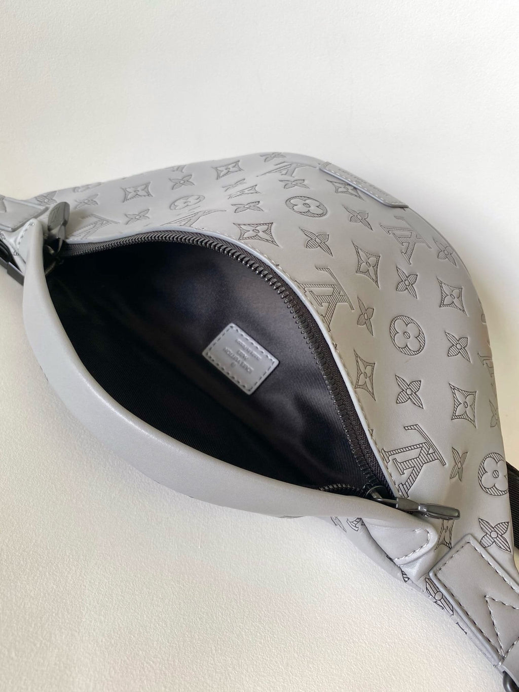 Louis Vuitton M46108 Discovery Bumbag