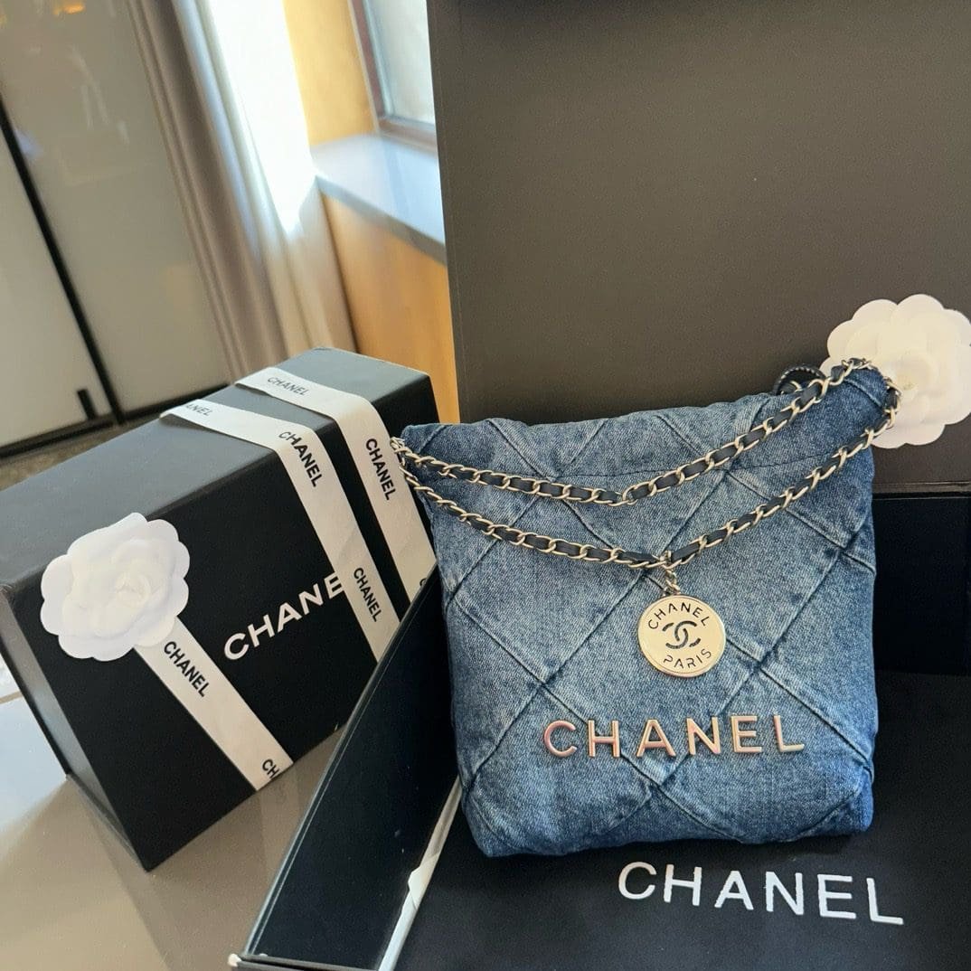 CHANEL 22 mini handbag