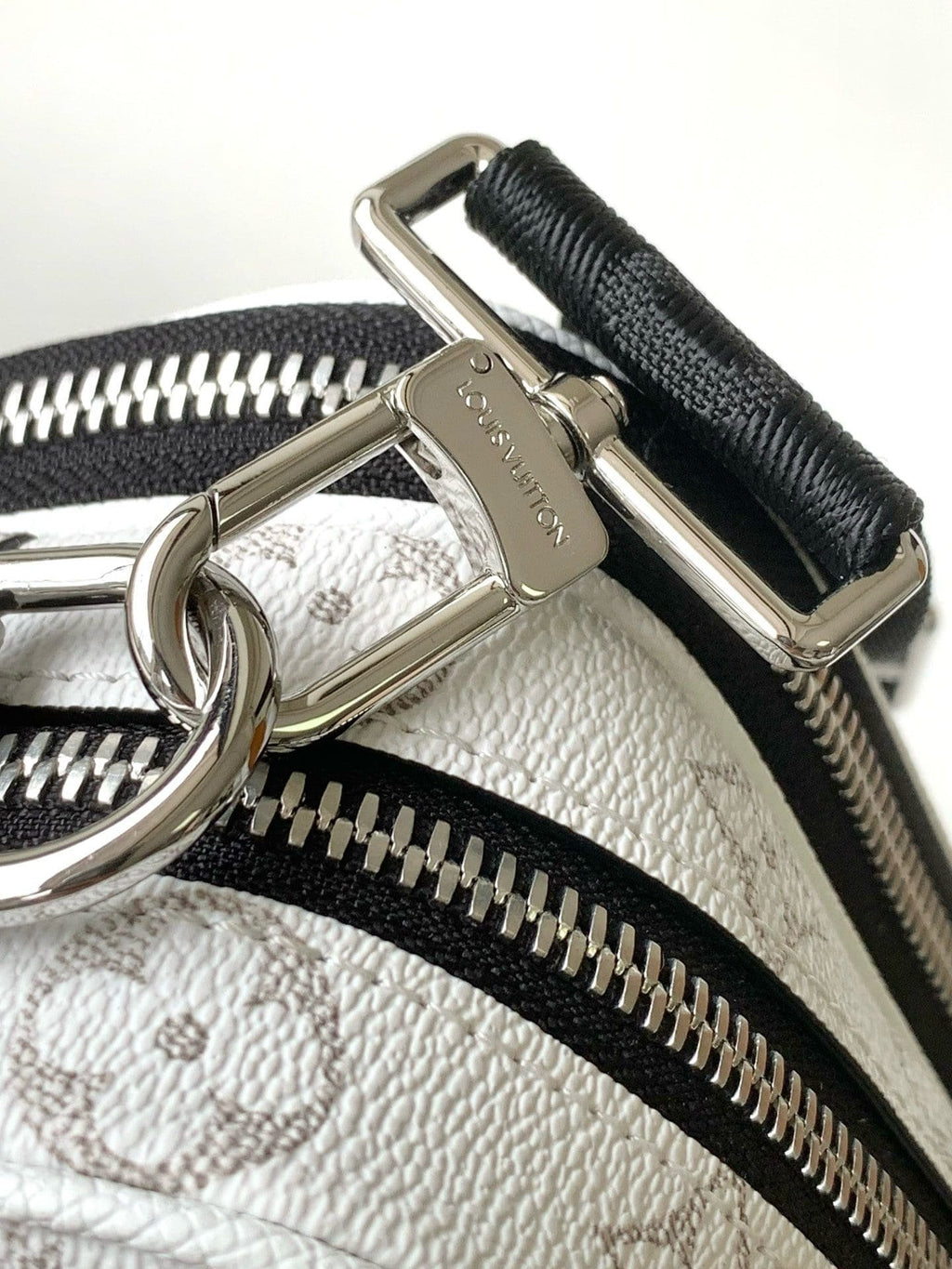 Louis Vuitton M31069 Alpha Messenger