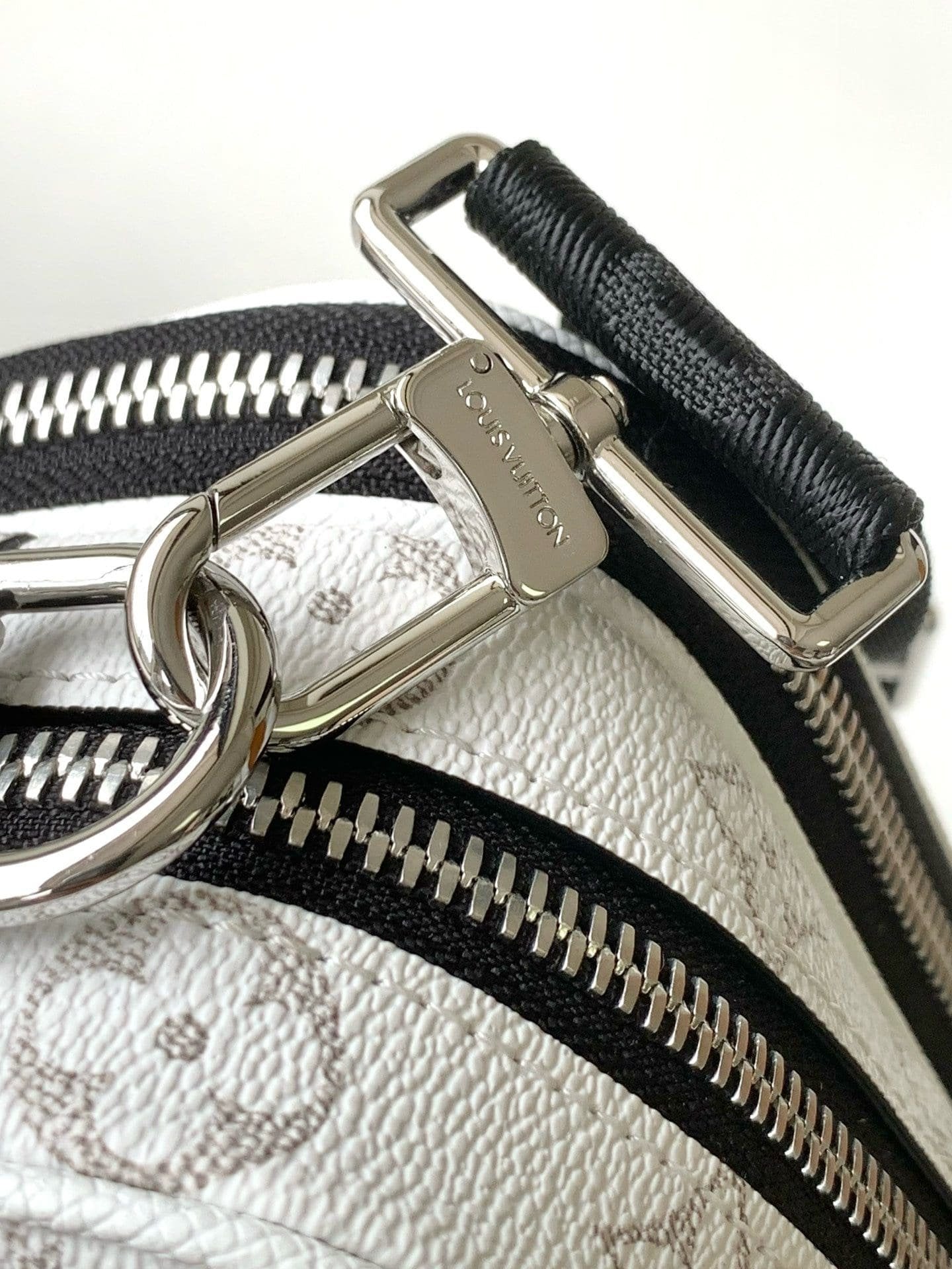 Louis Vuitton M31069 Alpha Messenger