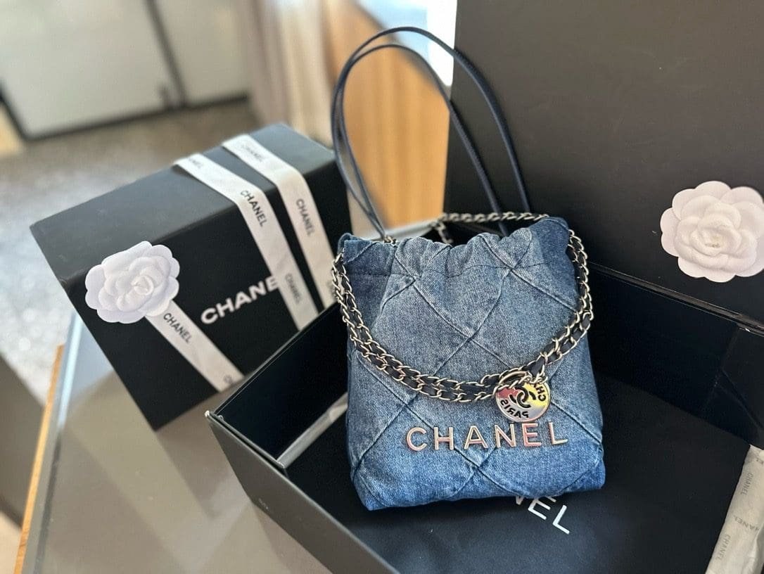 CHANEL 22 mini handbag