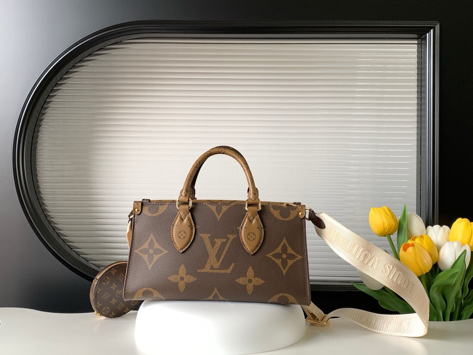 Louis Vuitton M46653 OnTheGo East West