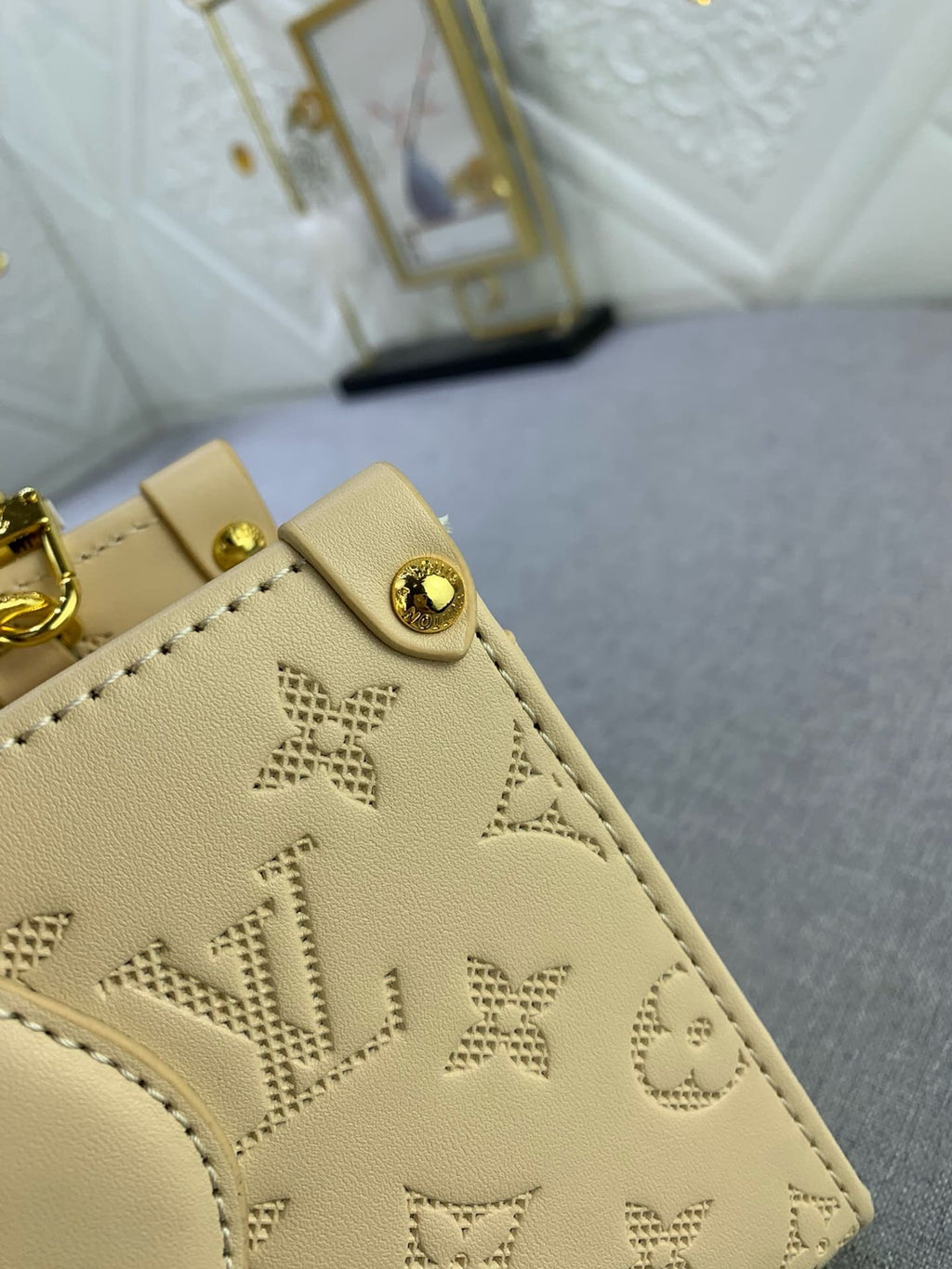 Louis Vuitton M11273 OnTheGo East West