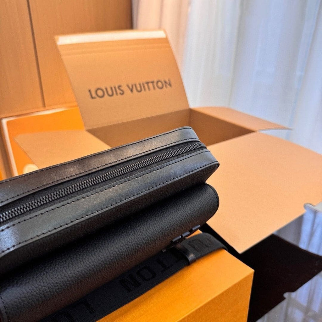 Louis Vuitton M22482 Fastline Messenger