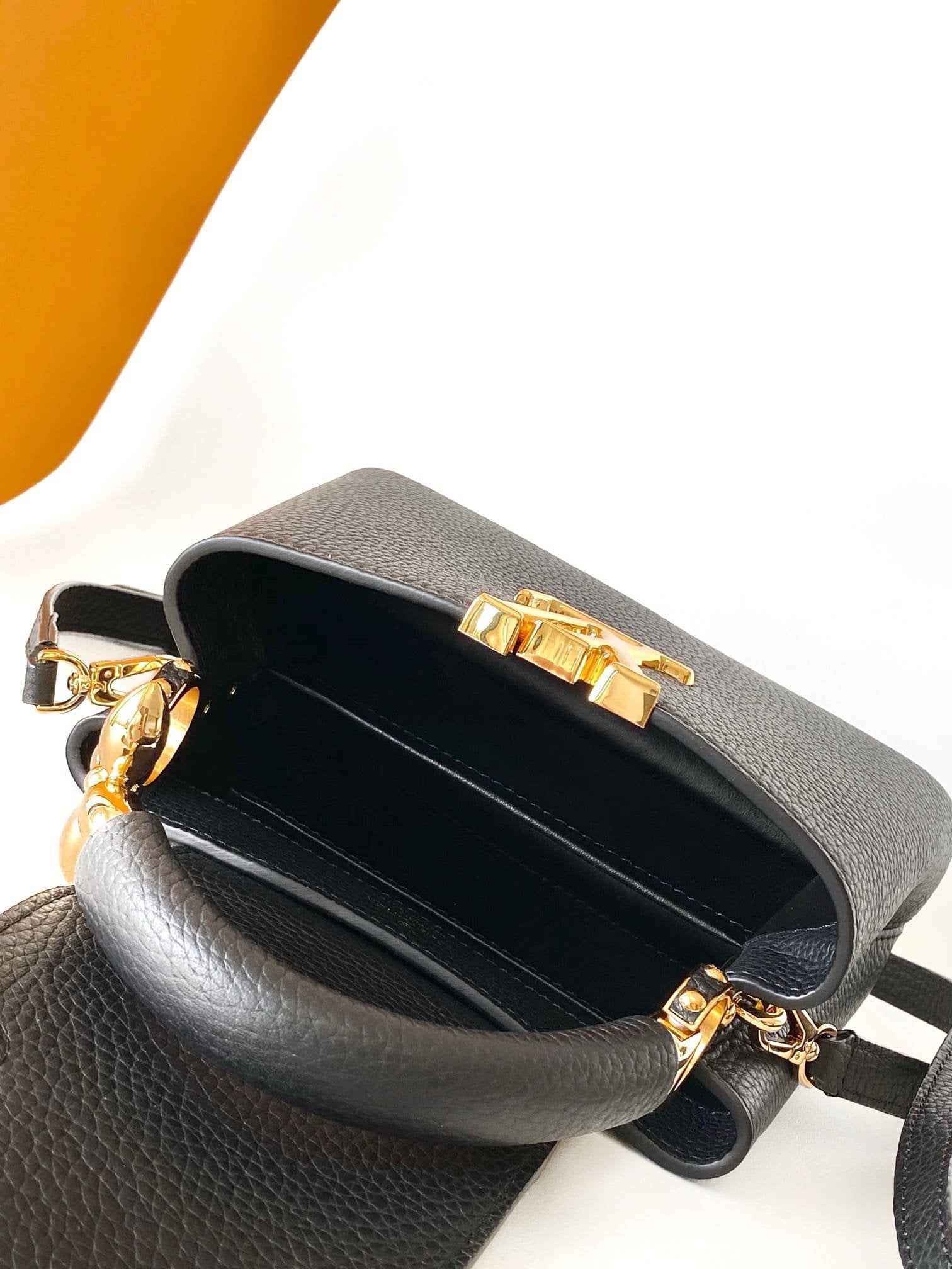 Louis Vuitton M23943 Capucines Mini