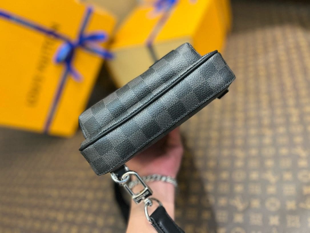 Louis Vuitton N45303 Avenue Slingbag NM