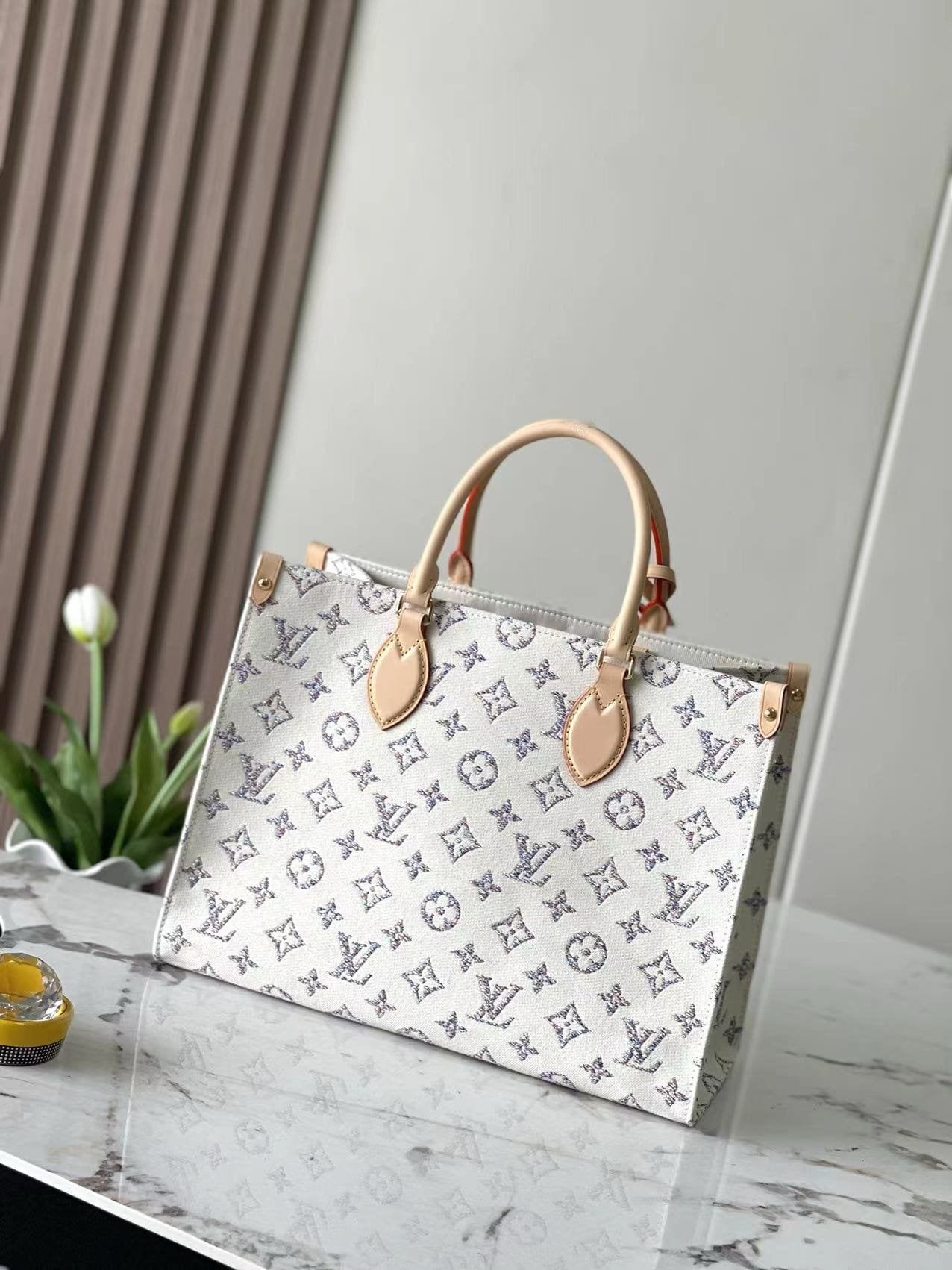 Louis Vuitton M24708 OnTheGo MM