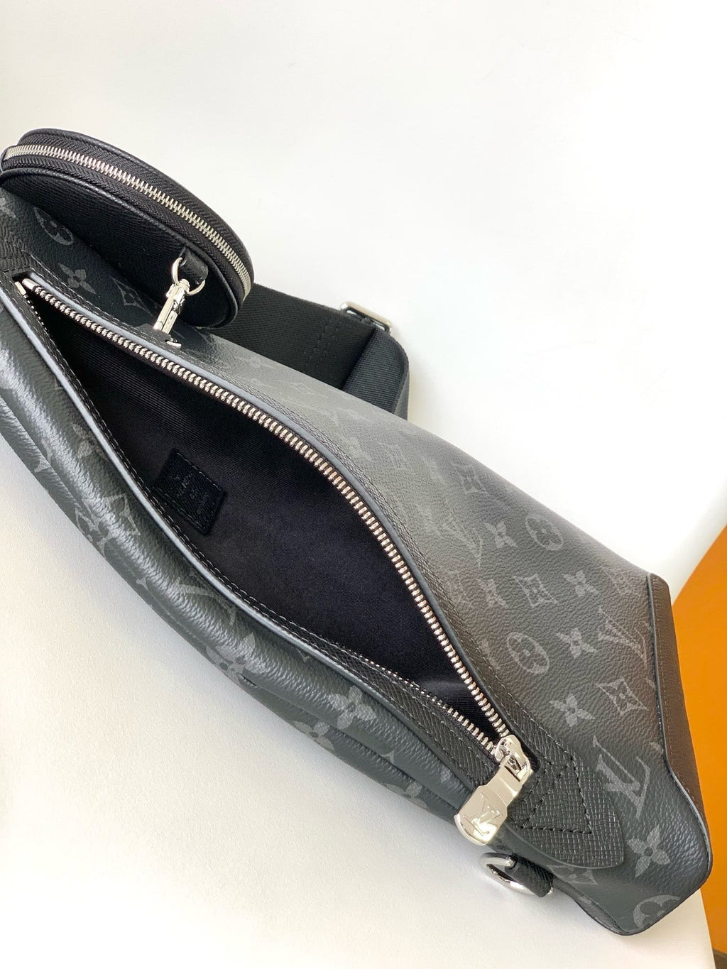 Louis Vuitton M30936 Duo Slingbag