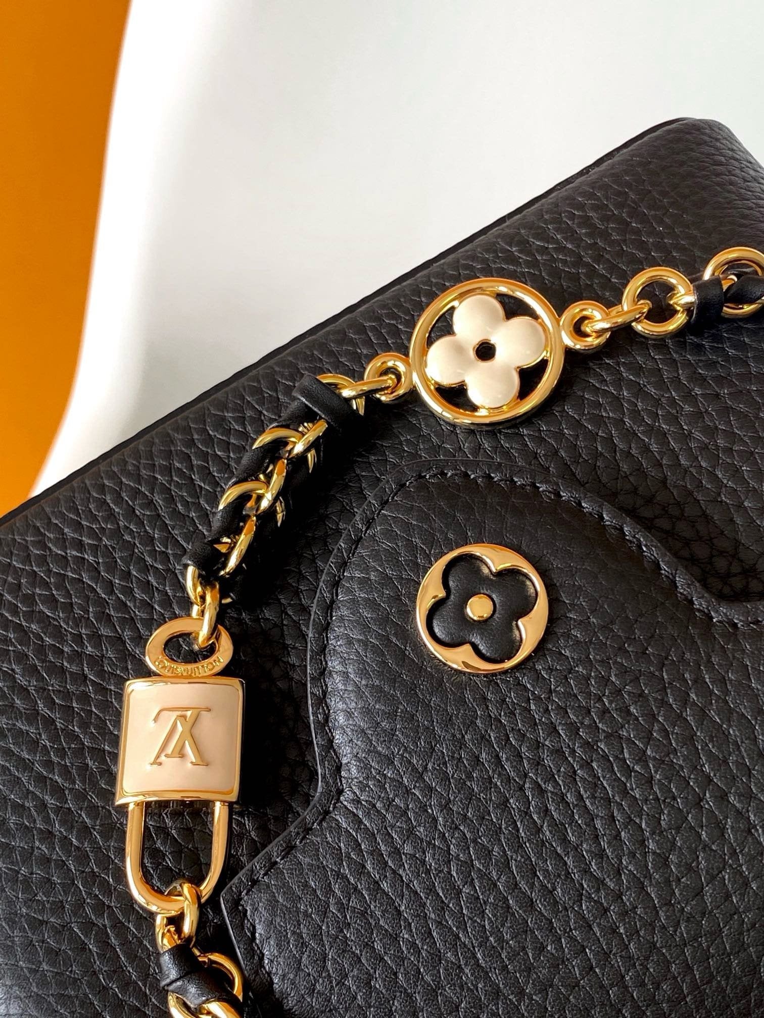 Louis Vuitton M23950 Capucines BB
