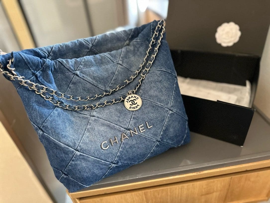 CHANEL 22 in denim small