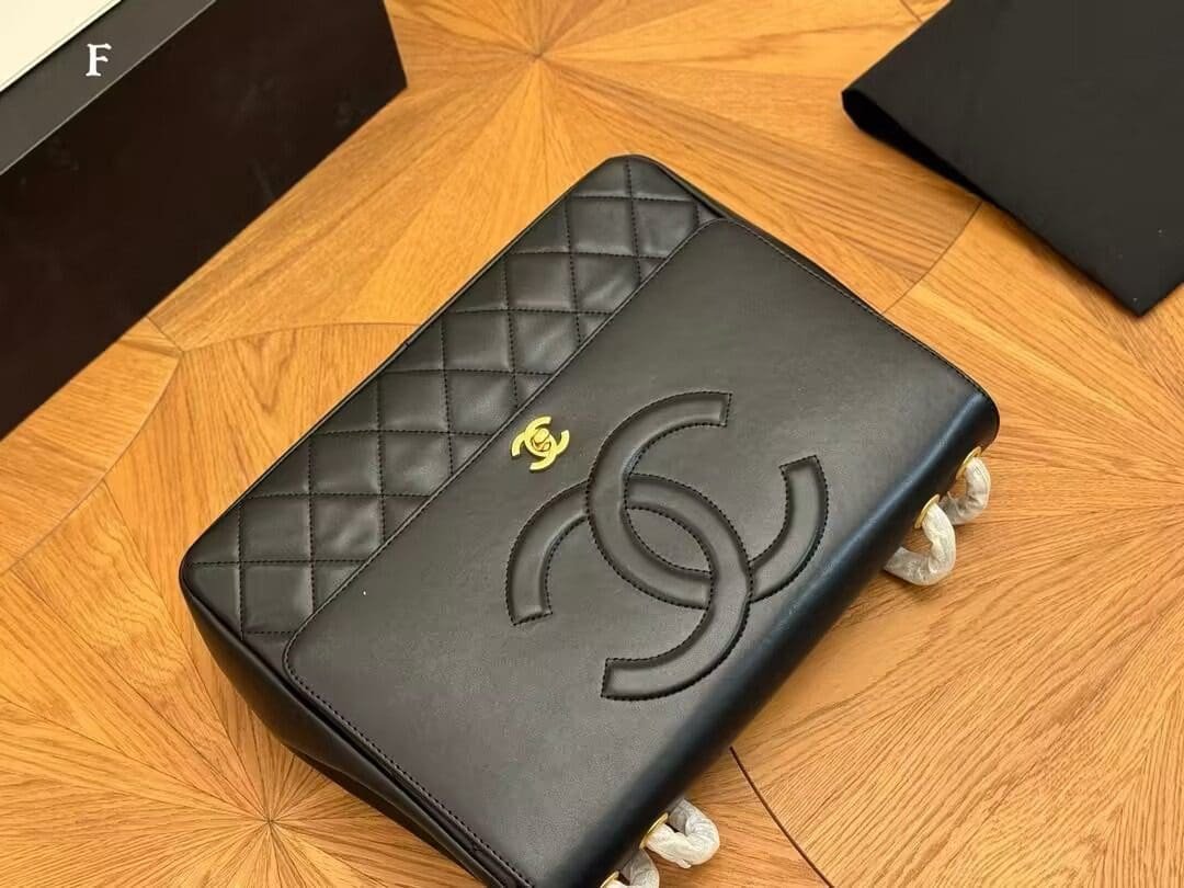 CHANEL 1992 shoulder bag with flap top