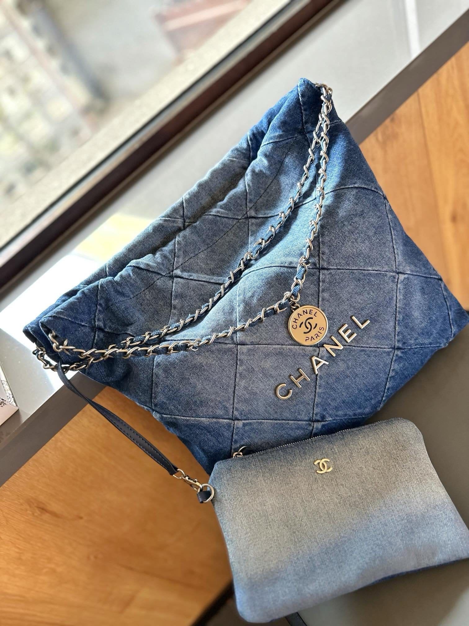 CHANEL 22 in denim small