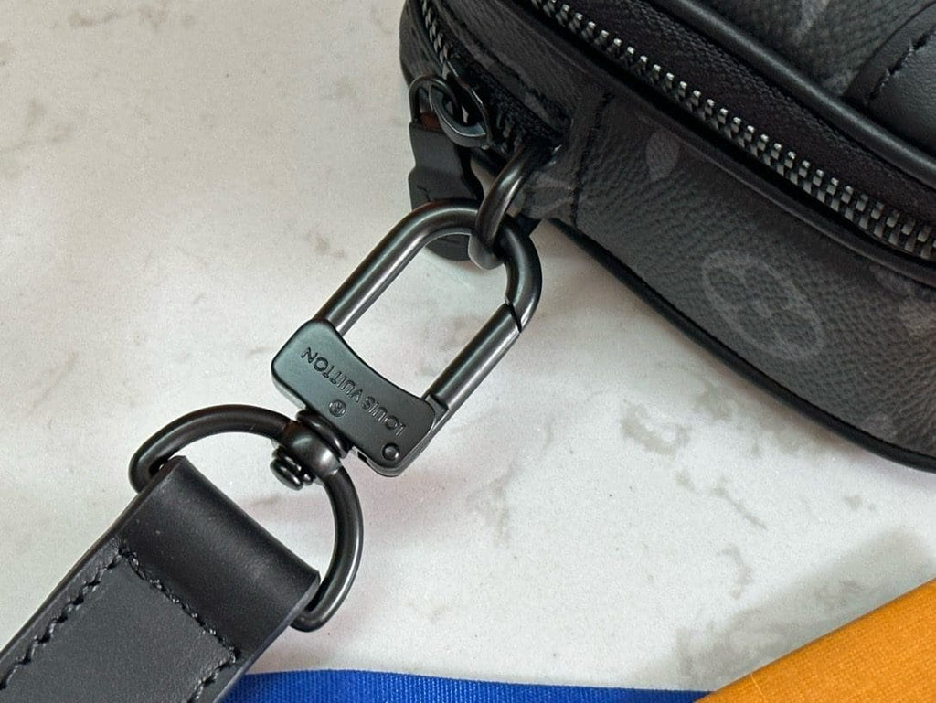 Louis Vuitton M82542 Alpha wearable wallet