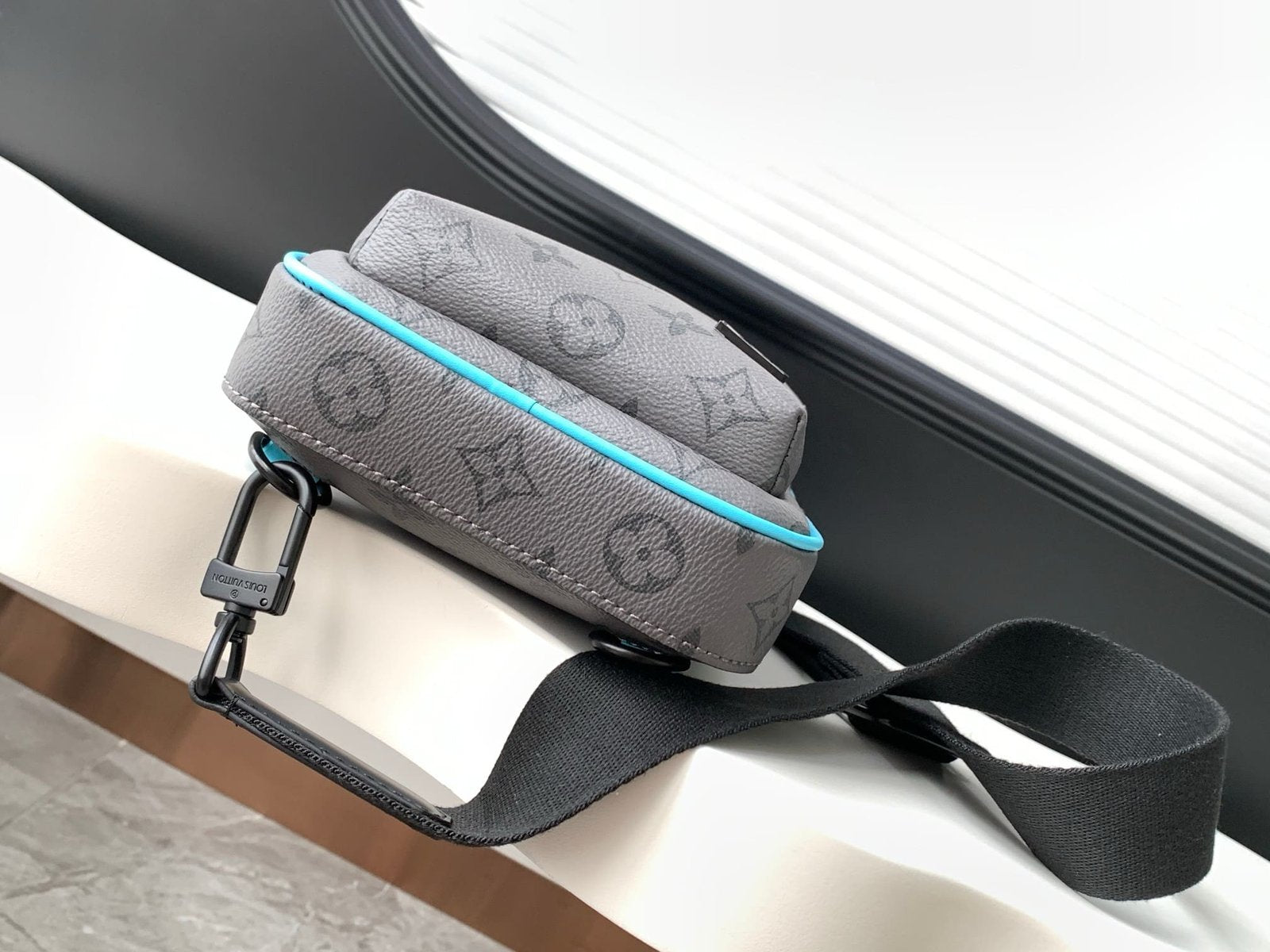 Louis Vuitton M11703 Avenue Slingbag PM